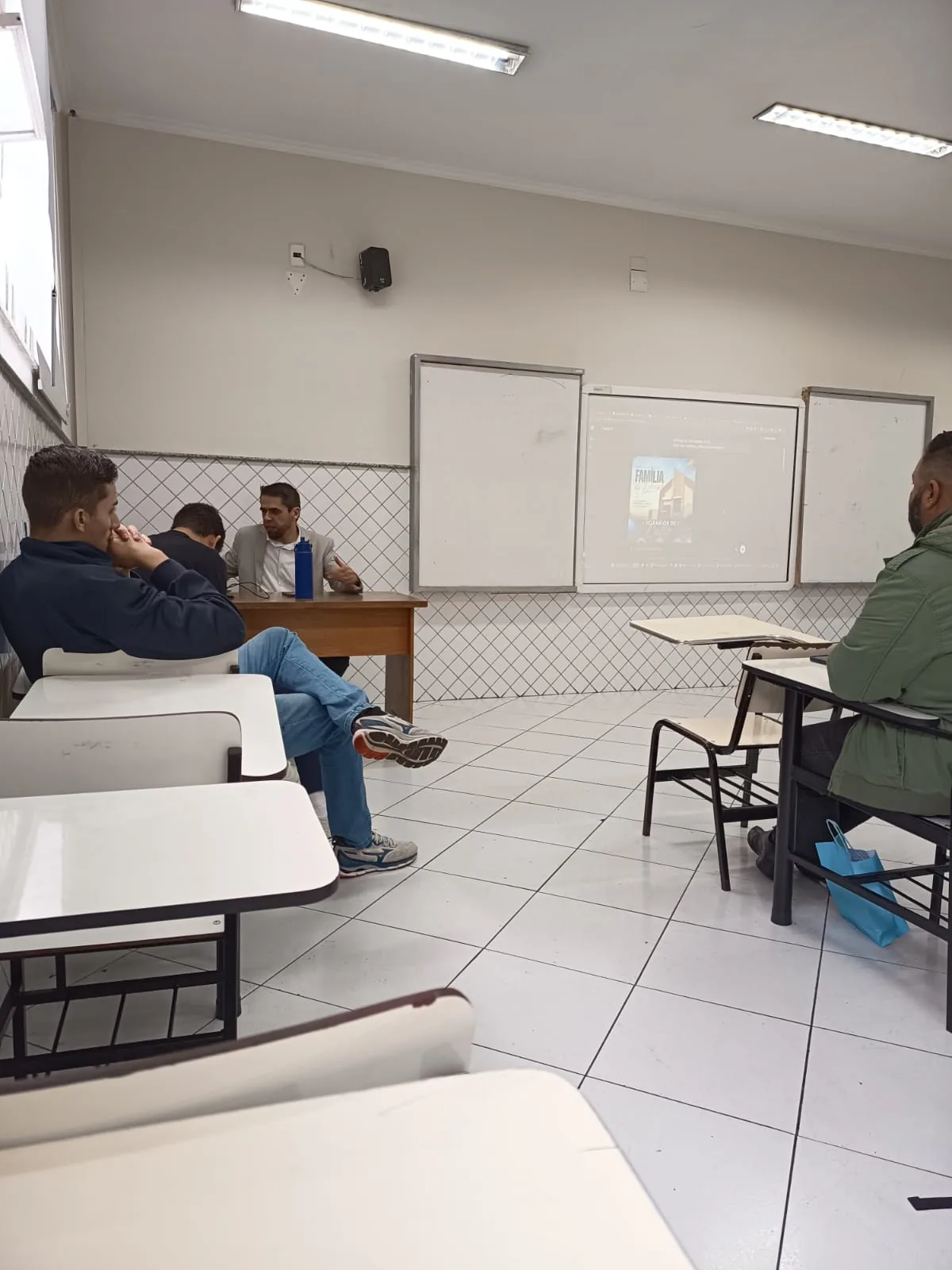 Formação presencial sobre inteligência artificial em sala de aula